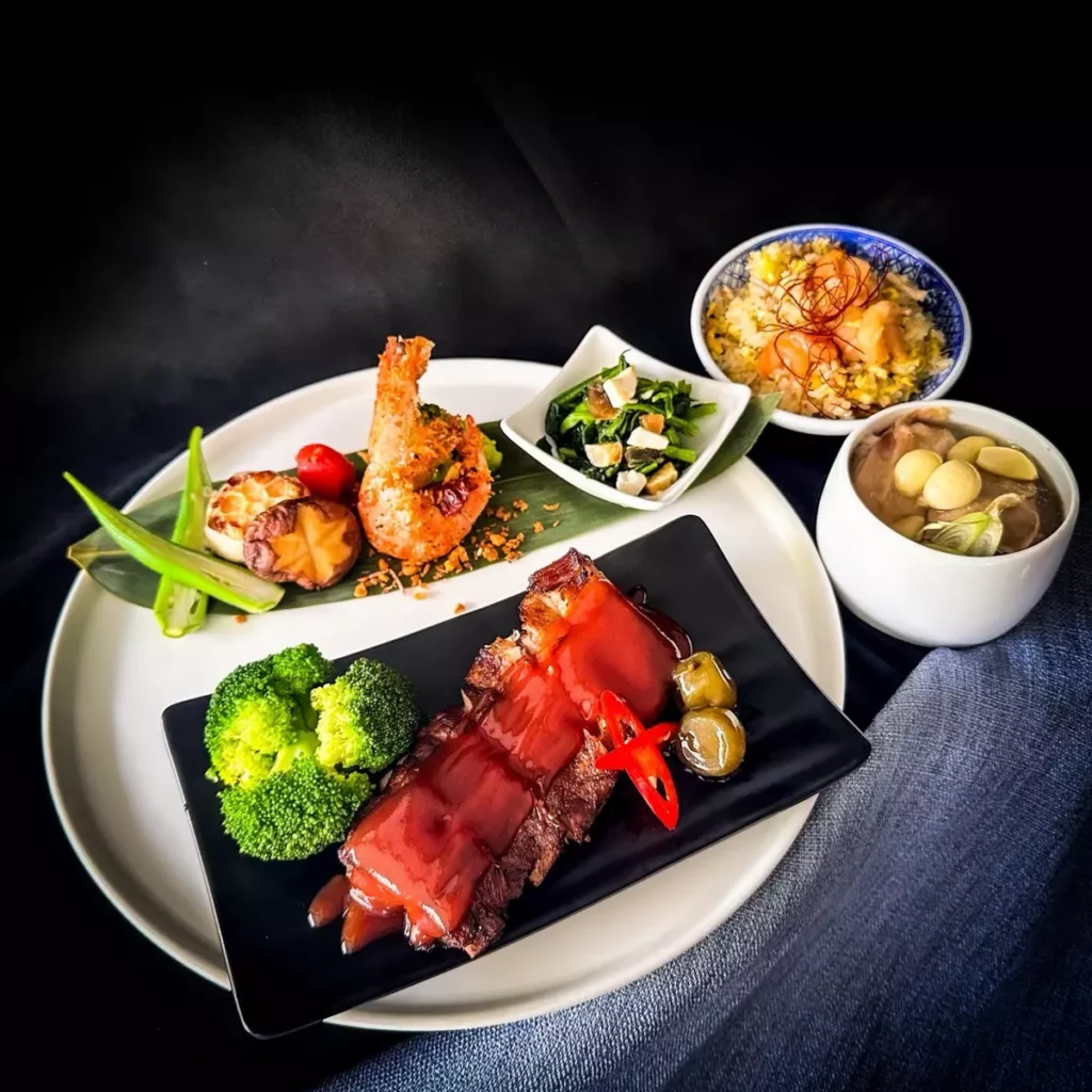 油香豚饗套餐將低溫慢烤肋排搭配楠西梅子與茄汁,展現在地特色圖/ 凱撒趣淘漫旅-台南提供