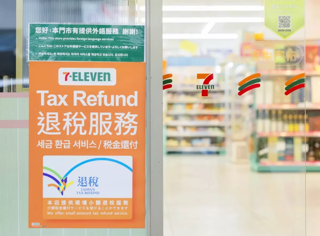 門市張貼提供外語服務海報，歡迎旅客來門市購物。