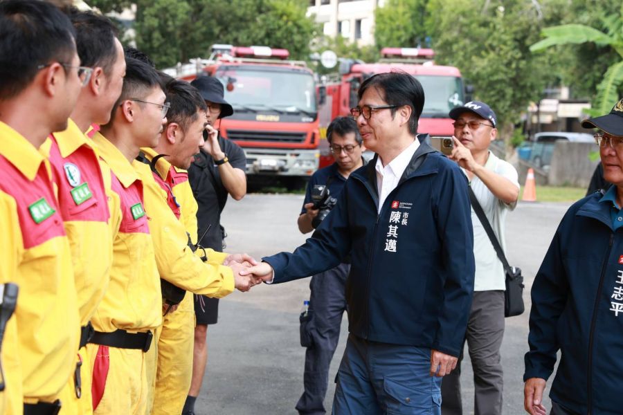 高雄特搜隊完成救援 市長陳其邁親迎宣布公假補休2天