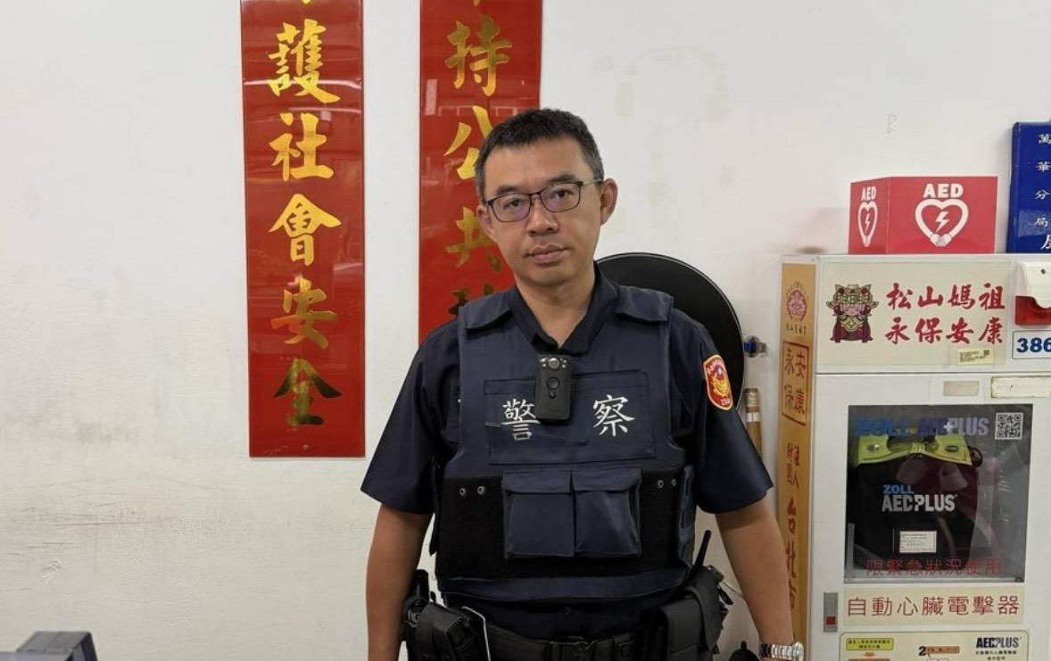 康定所警員梁志群了解情況後,隨即調閱周邊監視器畫面,並成功聯繫上司機。(記者 趙靜姸翻攝)