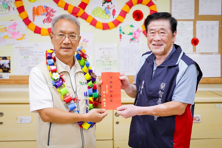 ▲代理縣長林茂盛致贈慰問金由蘭智基金會董事長李懋芳(右)代表接受。