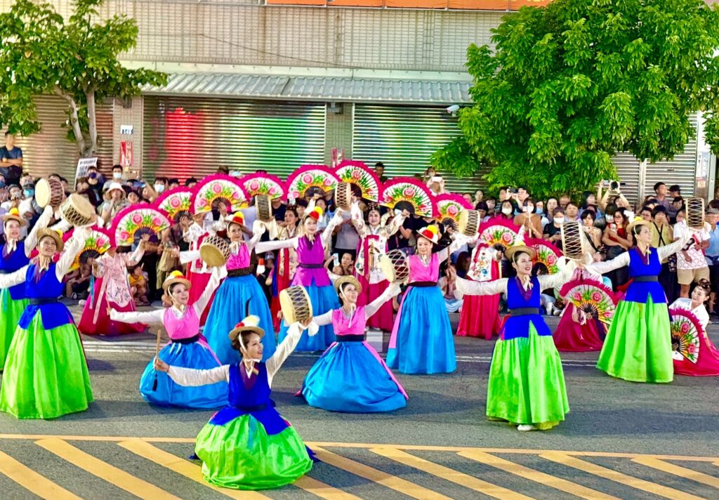 海線街頭與世界共舞 2025台中國際踩舞嘉年華圓滿落幕 2 %E9%9F%93%E5%9C%8B%E8%A1%A8%E5%9C%98 chumchuda chuim%E6%BC%94%E5%87%BA