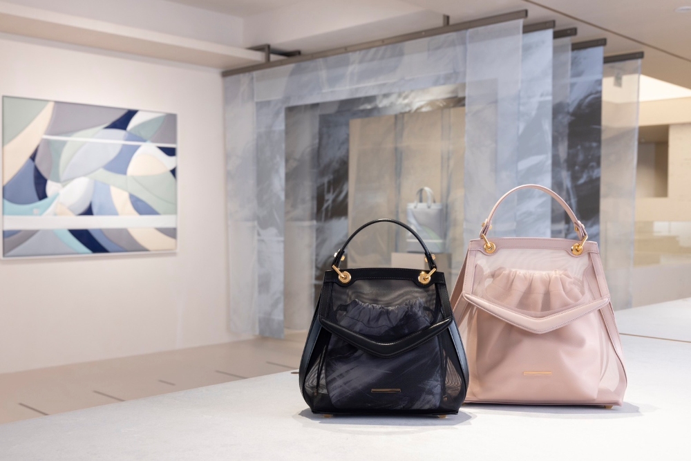 凱特王妃御用品牌Grace Han 首創皮革藝術與精品共生空間 3 圖▲Grace Han 台北藝術概念店限定紗影情書包款。(圖/Grace Han提供)