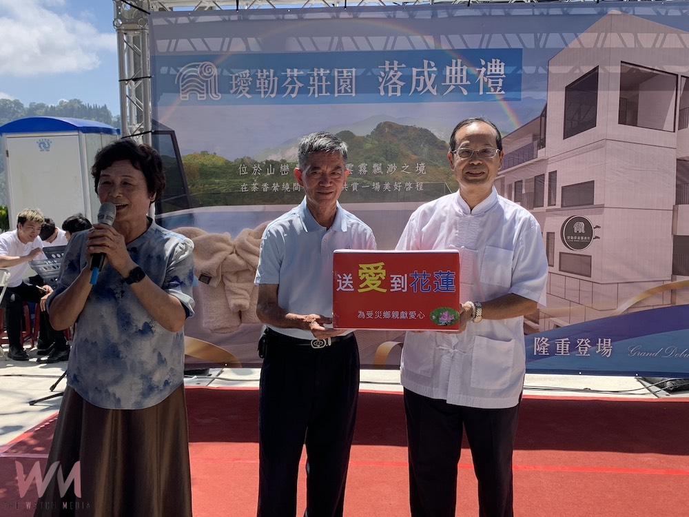 莊園羅秀梅董事長(左)懷抱「施比受更有福」,對花蓮光復災況抛磚引玉捐出2萬元善款,帶動現場愛心捐款熱潮。(圖/記者陳惲朋攝)