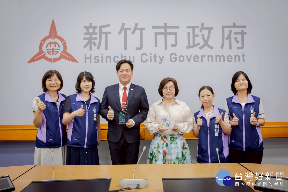 新竹市稅務局獲財政部考核雙冠，代理市長邱臣遠於市務會議表揚肯定。