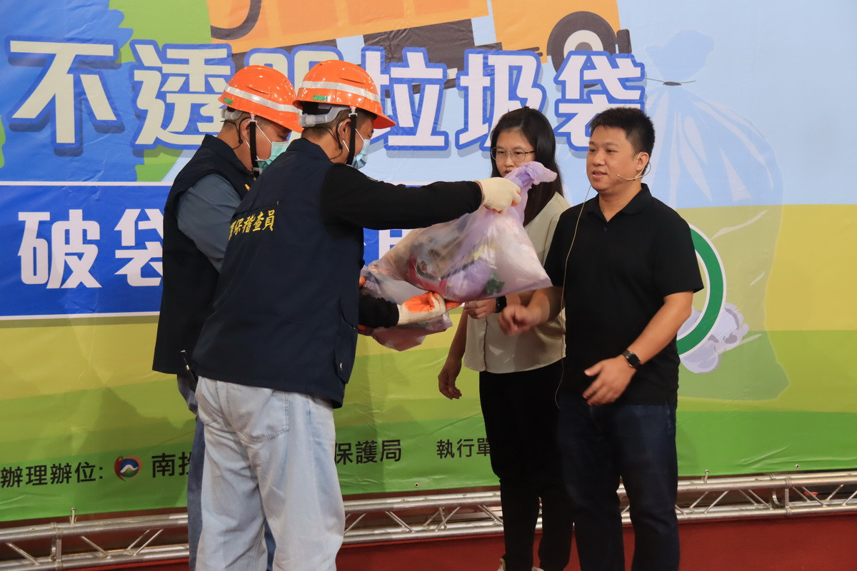 環保局以短劇演示如何做好垃圾分類。(記者扶小萍攝)