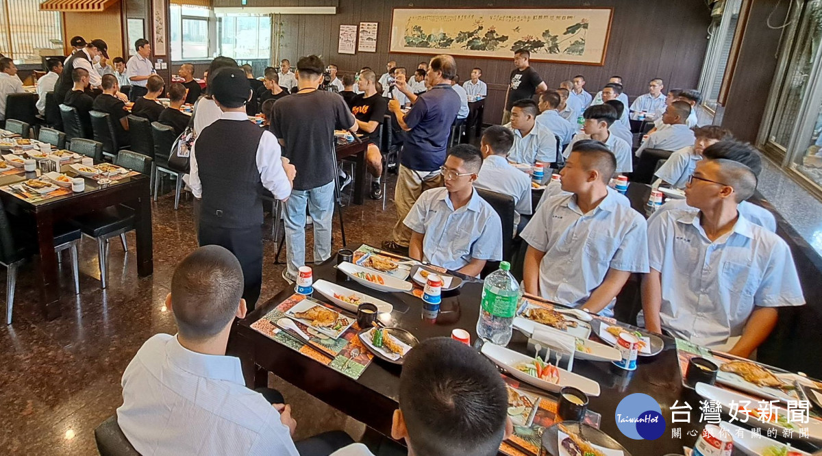 校長為胡劍峯鼓勵永平工商籃球隊,讓永平的籃球夢持續發光發熱。