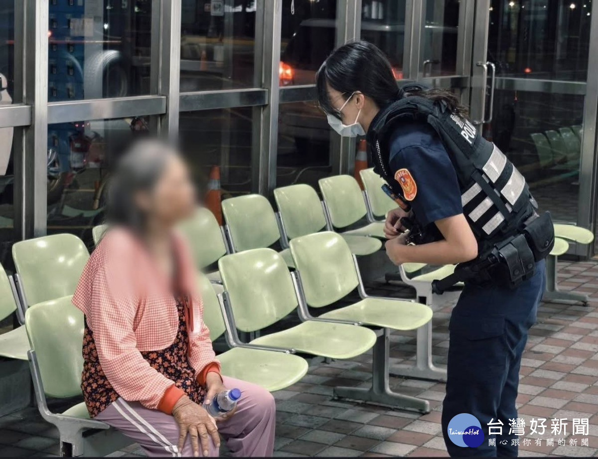 臺西警助老婦平安返家／警方提供