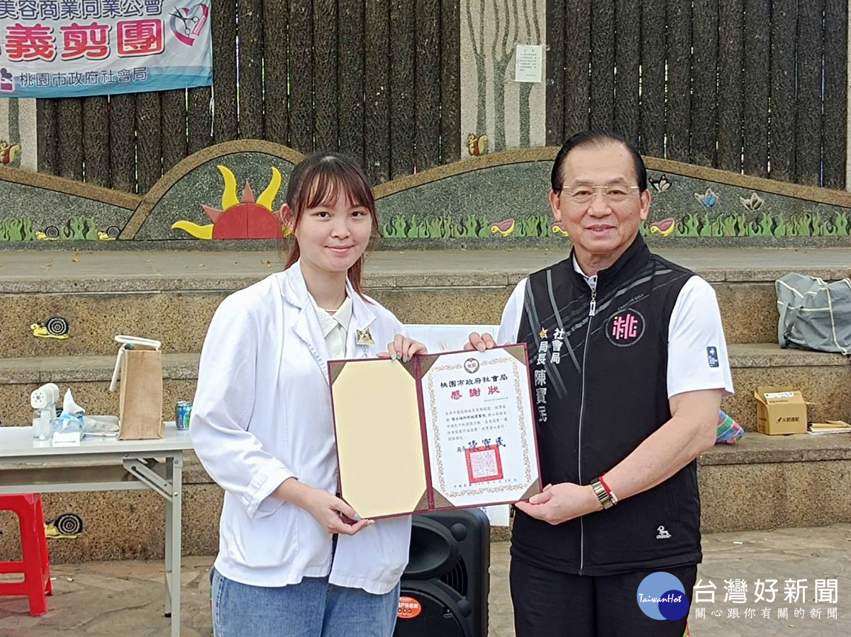 桃園市社會局局長陳寶民頒發感謝狀給桃園醫院