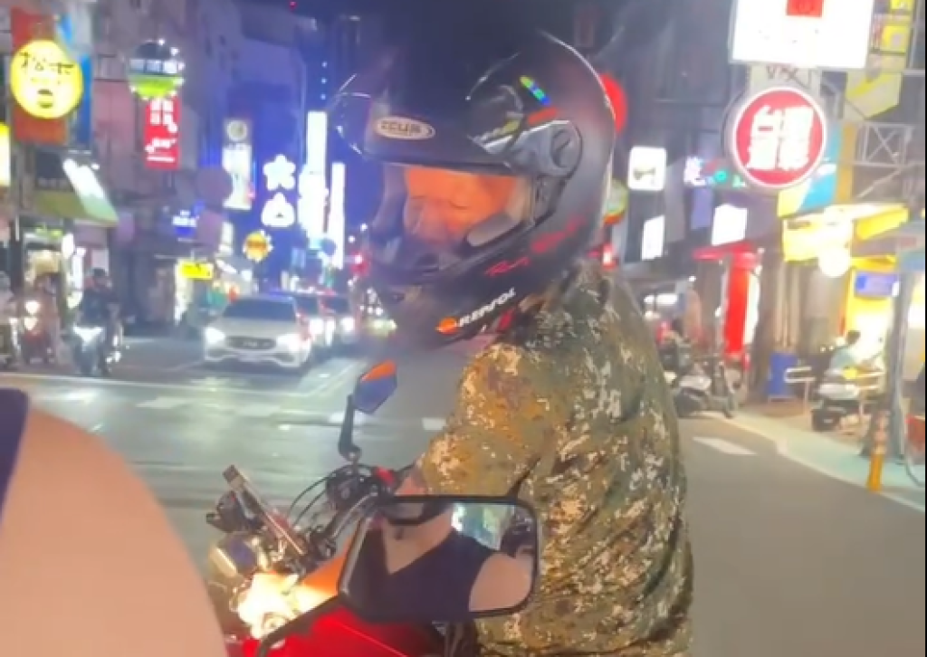 影/重機阿伯擋路問「汽車道可以騎機車嗎」 騎士反擊:禁行機車四字在哪裡?