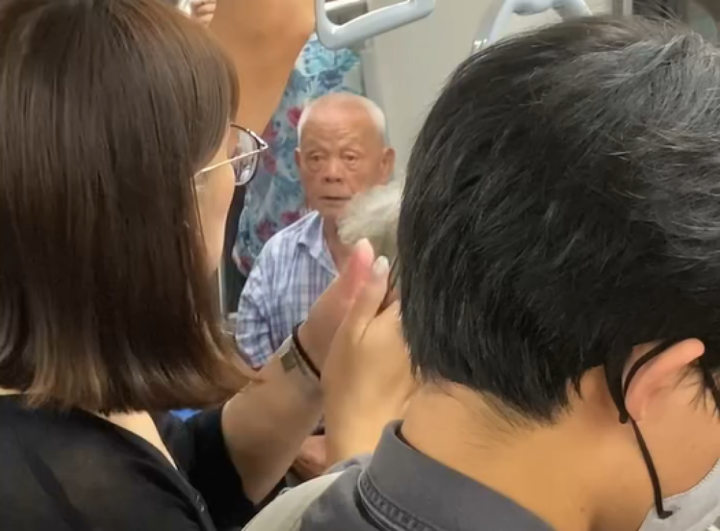 影/不是優先席!阿伯搭台鐵凹讓一般座位「80幾歲我老了」 乘客怒回嗆