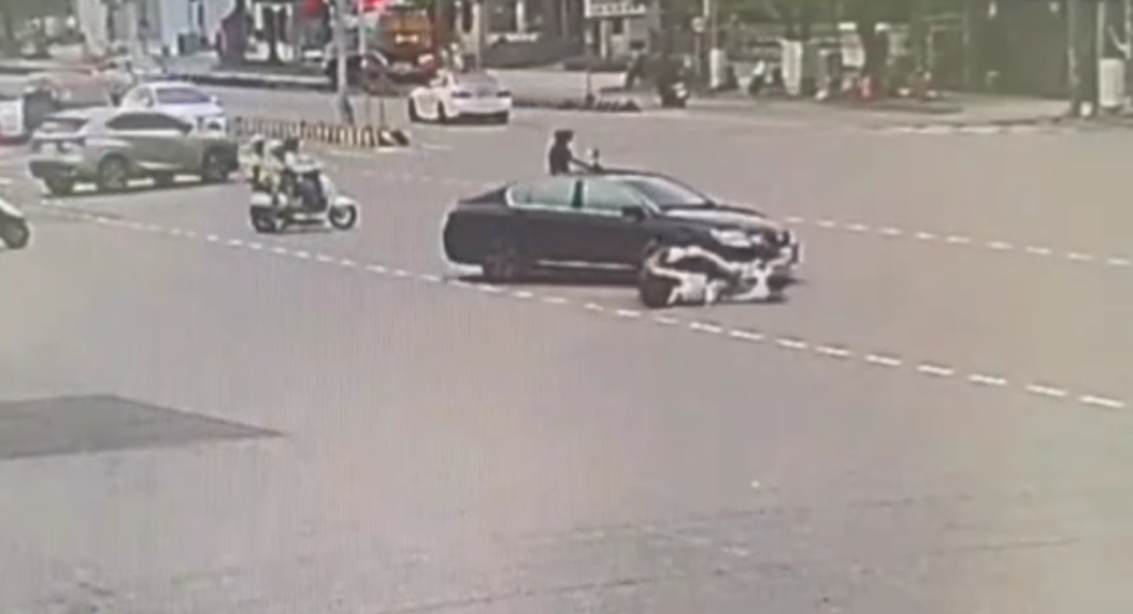 撞擊畫面曝光!沙鹿自小客轉彎與機車擦撞 騎士顱內出血送加護病房