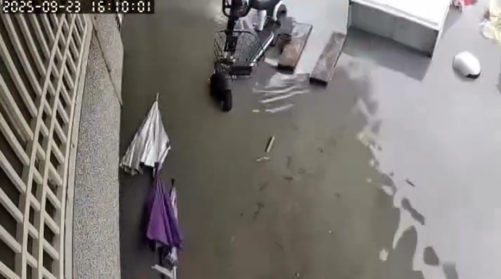 影/花蓮光復鄉淹水!災民po縮時監視器影片「半小時淹到窗戶高」 戶外電動車被吞沒