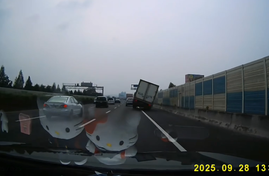 國道驚險瞬間!貨車急切車道差點翻覆 駕駛神技自救影片瘋傳