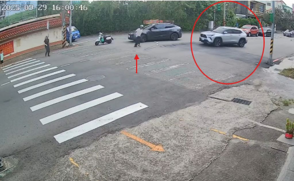 車沒拉手煞滑行!熱心騎士衝追車 網友酸爆「車主腦袋有洞」