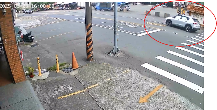 車沒拉手煞滑行!熱心騎士衝追車 網友酸爆「車主腦袋有洞」