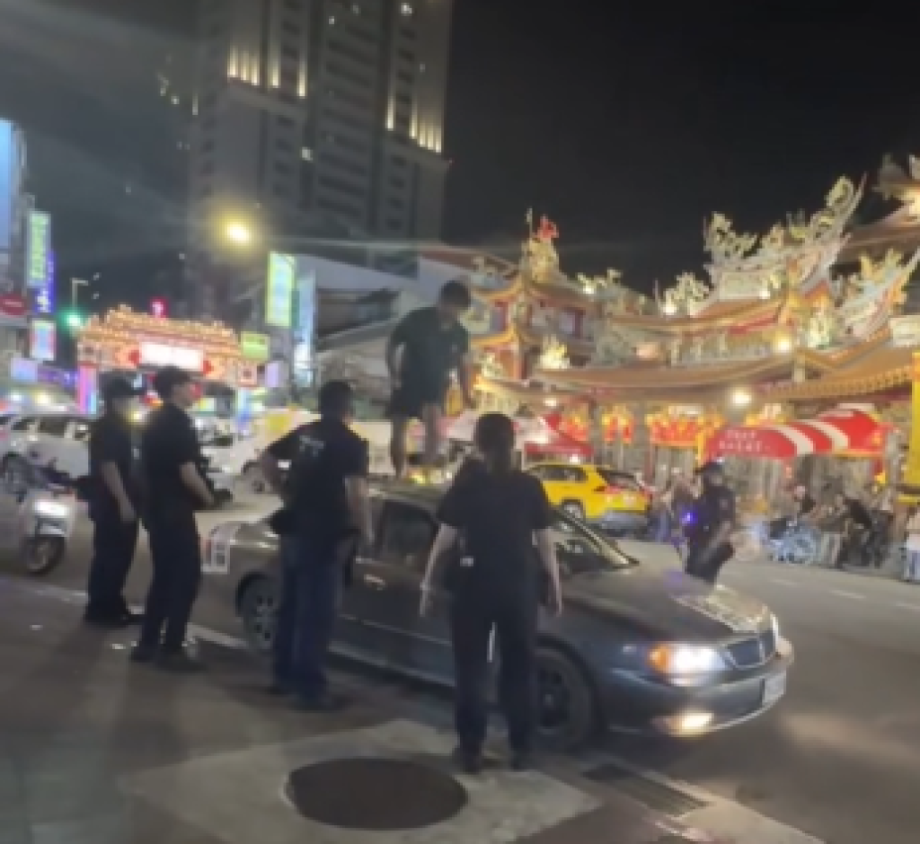 松山八德路驚魂！男子深夜違停車頂又蹦又跳　路人嚇傻全拍下