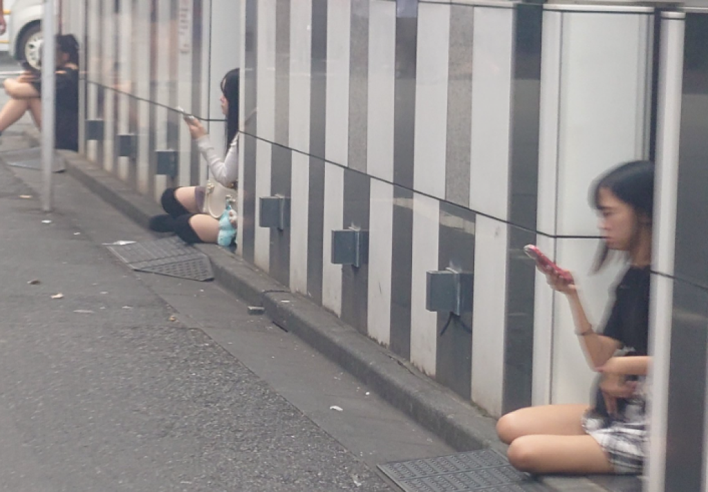 日本賣淫妹攬客新手法?排排坐舞伎町飯店旁地上 網友酸「像遊廓」