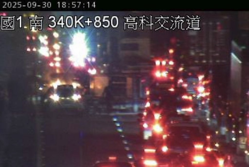 快訊/國1事故!大、小車疑碰撞「油電車火燒」 現場一團亂回堵中