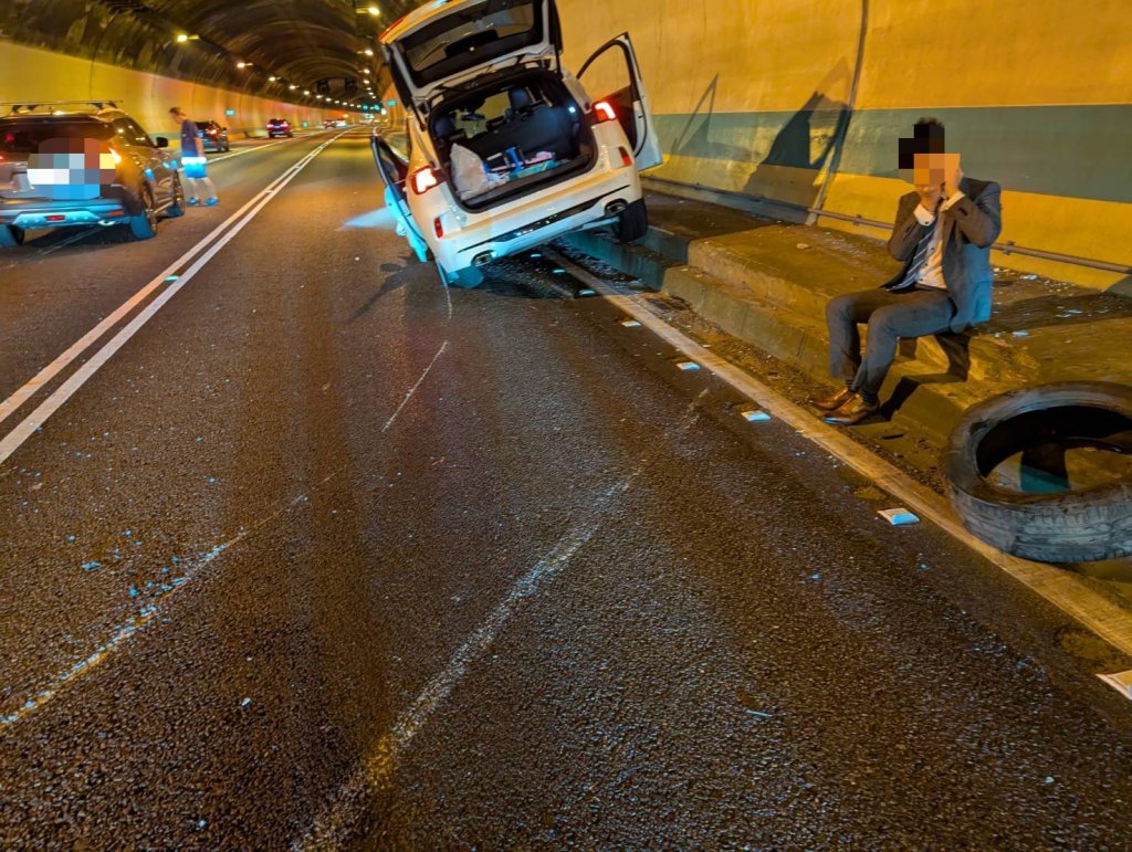 國道3號木柵隧道轎車撞護欄 輪軸掉落遭另輛車撞擊釀1傷
