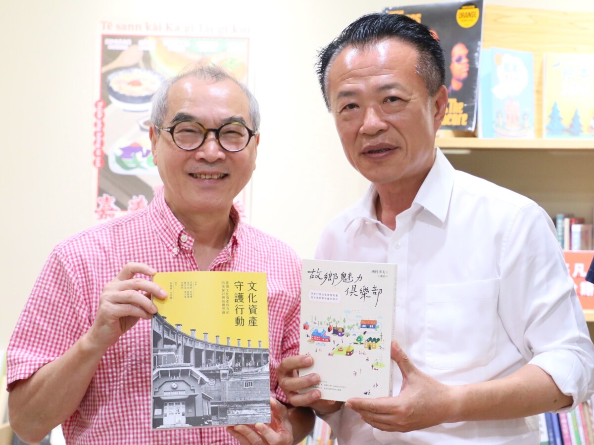 遠流出版社創辦人暨台北華山文創園區董事長王榮文(左),透過對談方式交流,帶領大家回憶並且分享各自印象深刻的食物。(圖/嘉義縣政府提供)