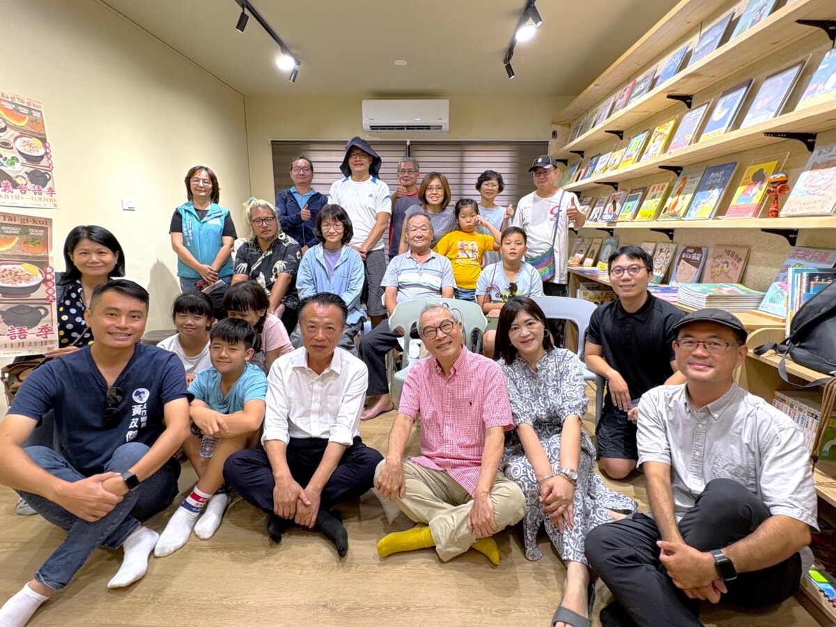 遠流出版社創辦人暨台北華山文創園區董事長王榮文，透過對談方式交流，帶領大家回憶並且分享各自印象深刻的食物。（圖/嘉義縣政府提供）