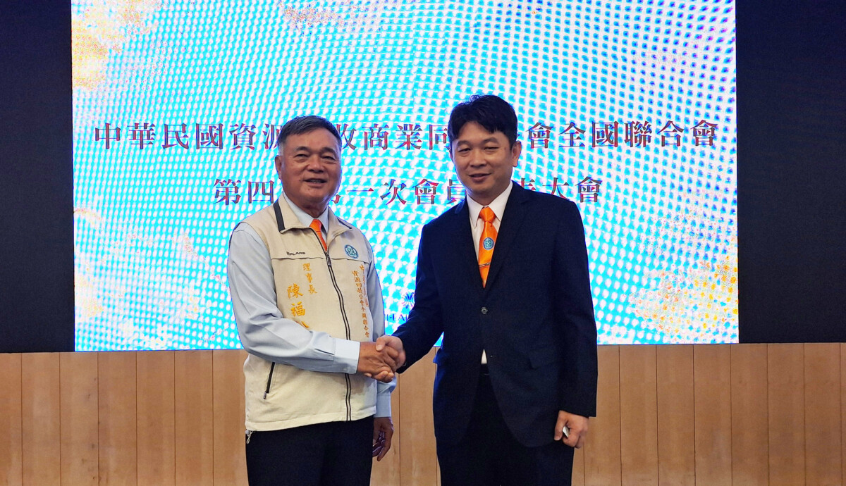 陳福松總裁(左)卸任理事長由蔡承璋(右)接任意味世代傳承。(圖/記者黃采蓮拍攝)