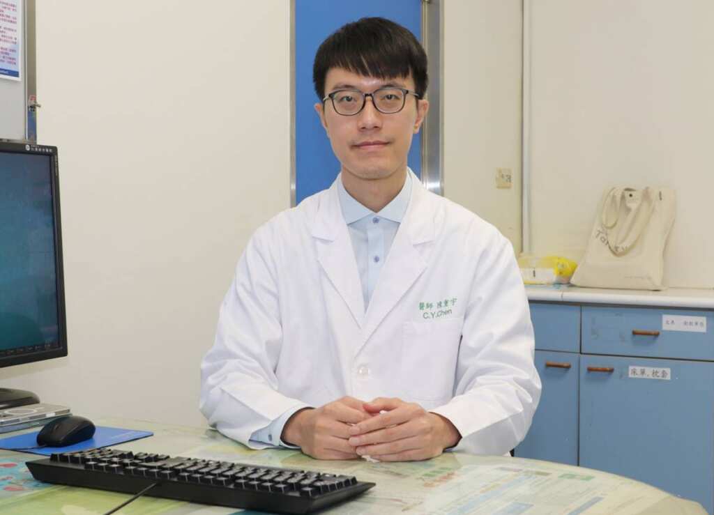 ▲陳重宇醫師提醒,民眾若長期手腕疼痛伴隨腫脹或僵硬,應及早檢查並選擇合適治療方式。(大里仁愛醫院提供)