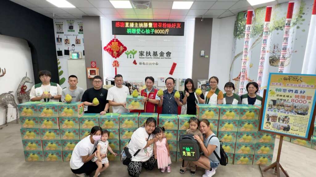 ▲直播主豐哥連八年送暖,彰化家扶迎來8000斤柚子築起「柚子牆」。(記者林明佑攝)