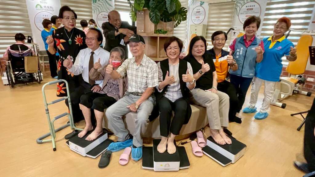 ▲北斗文昌秀和苑的運動小公園,可在樹下聊天,並使用律動器。(秀傳醫療體系提供)