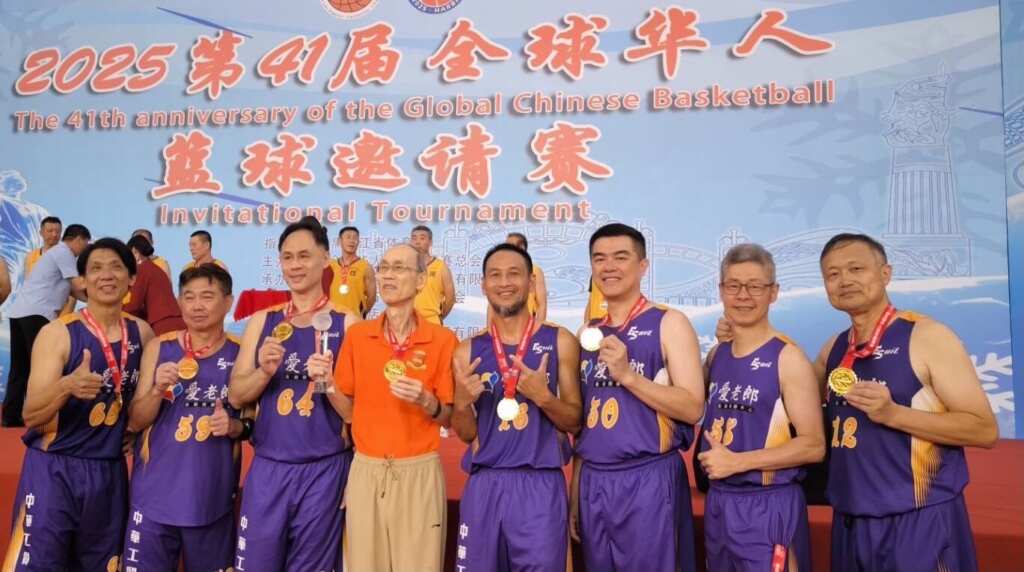 中華隊退休老國手許智超(左三)目前在大陸任教,也參加臺灣的籃球隊奪下冠軍。 (魏冠中攝影)