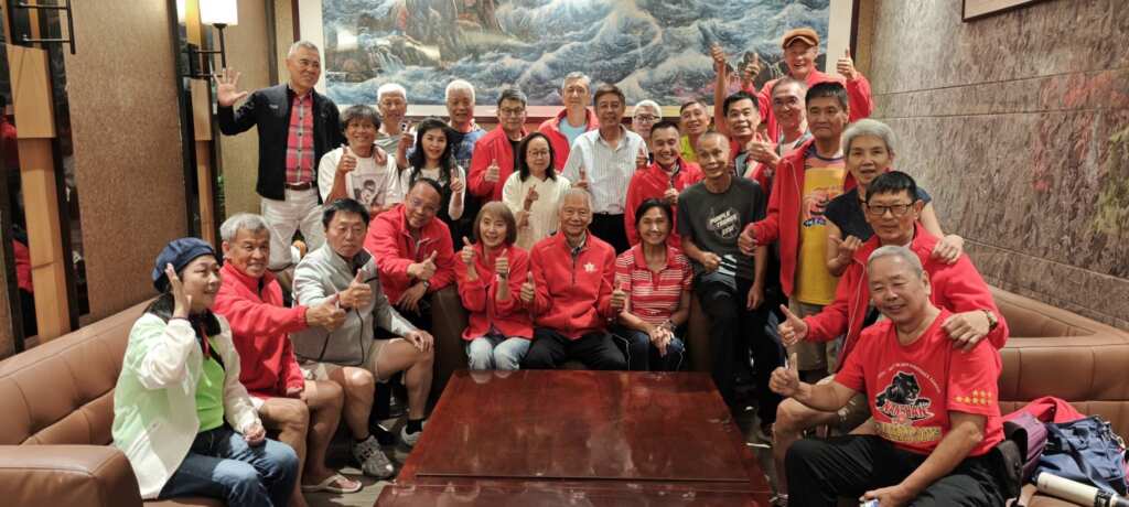 台北藍星隊80歲領隊晉宗栩在哈爾濱慶祝80歲大壽，全隊同歡。 (魏冠中攝影)