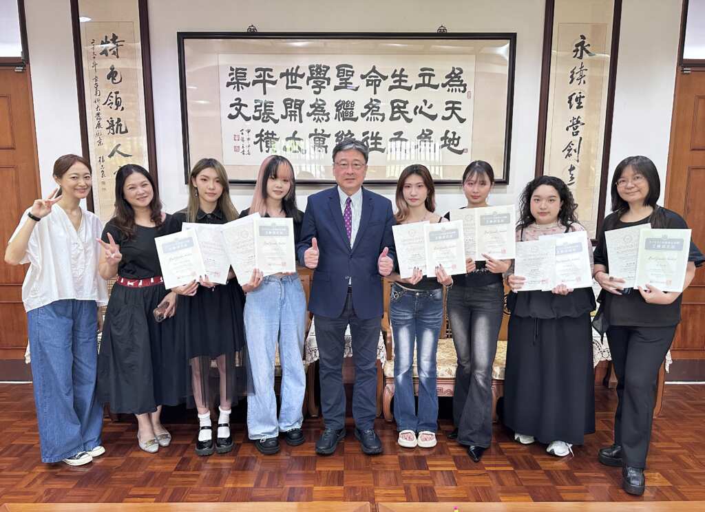▲南應大美容系師生考取日本JNEC美甲師技能執照和JNA凝膠美甲證照。