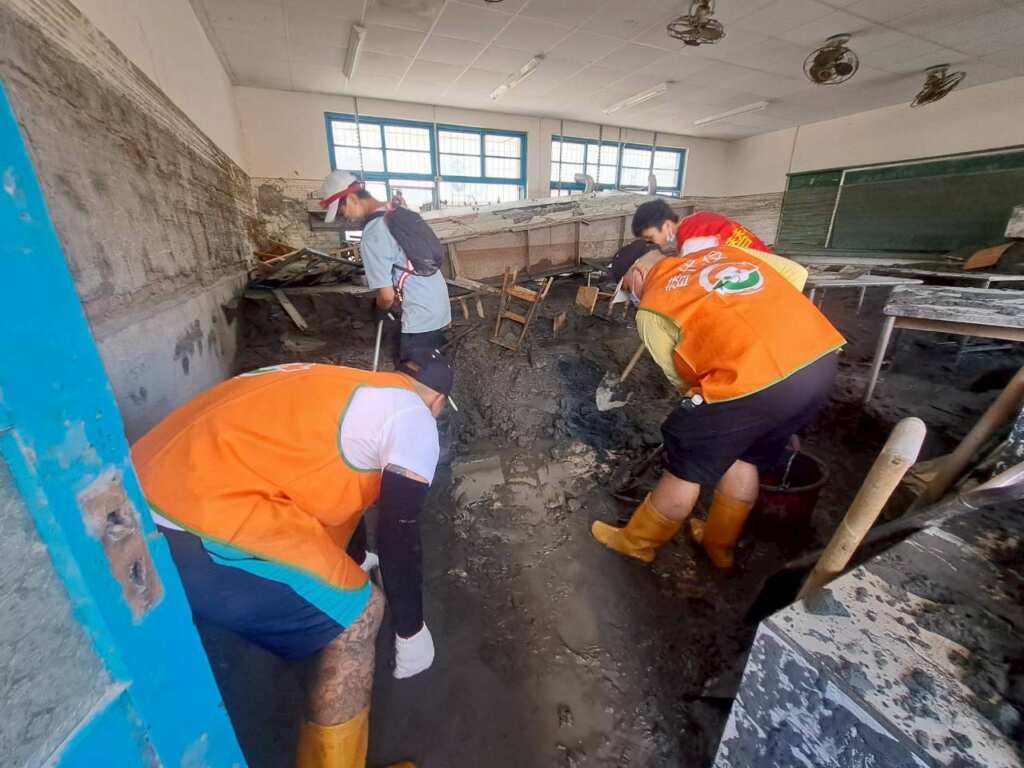 ▲役男協助清理光復國中污泥淤積教室。
