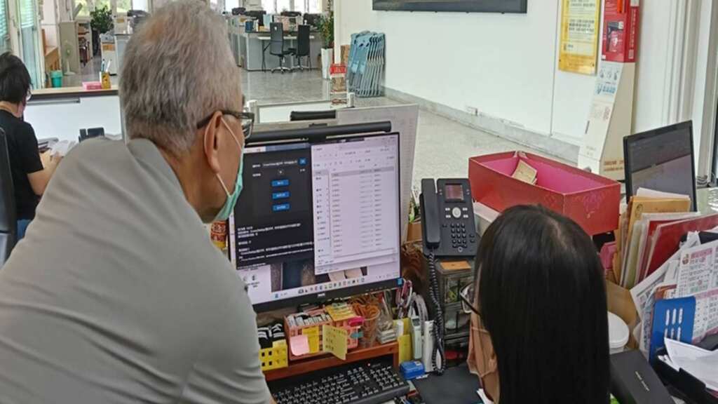 ▲鹿港鎮公所政風室於近日,陸續個別針對辦理勞務契約及開口契約承辦人,協助學習運用審計室提及之照片擷取及比對軟體學習AI照片比對軟體技能。(圖/鹿港鎮公所提供)