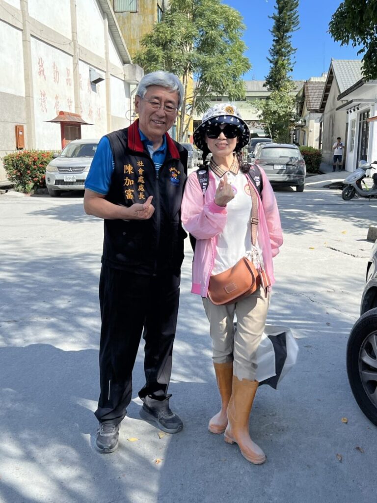 花蓮縣政府社會處處長陳加富（左）、獅子探索主席董芳廷（右）。