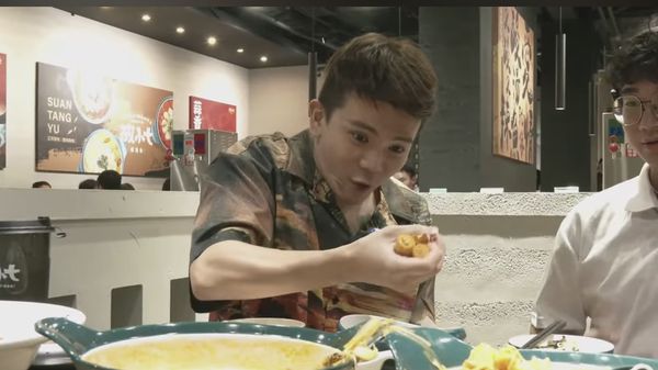 孫生到蹦闆的酸菜魚店徒手捏爆食物,蹦版表示不知情、不是炒作。(圖/翻攝孫生YouTube)