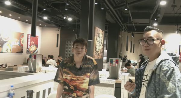 孫生到蹦闆的酸菜魚店徒手捏爆食物,蹦版表示不知情、不是炒作。(圖/翻攝孫生YouTube)