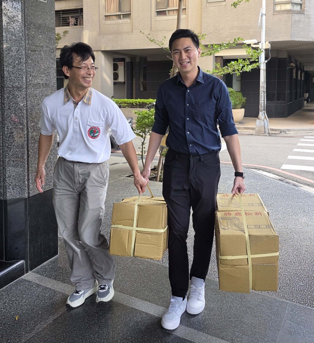 中興化學工廠(新松鹿)董事長王天祿(左)與立法委員廖偉翔(右)協力搬運捐贈物資。圖/業者提供