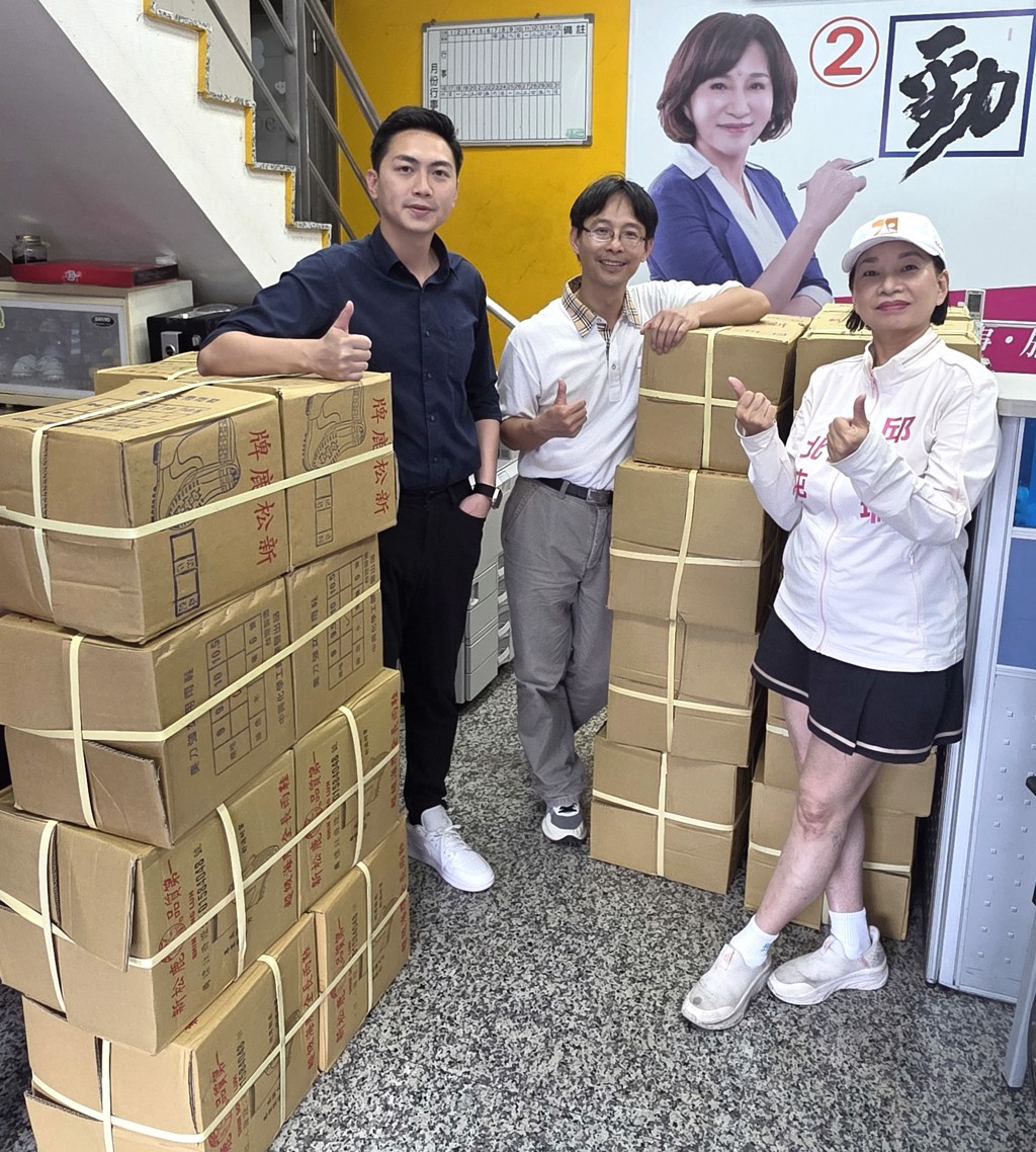 立法委員廖偉翔(左起)、中興化學工廠(新松鹿)董事長王天祿及台中市東海大學校友會理事長邱于珊發揮愛心,共同籌集捐贈物資給花蓮受災戶。圖/業者提供