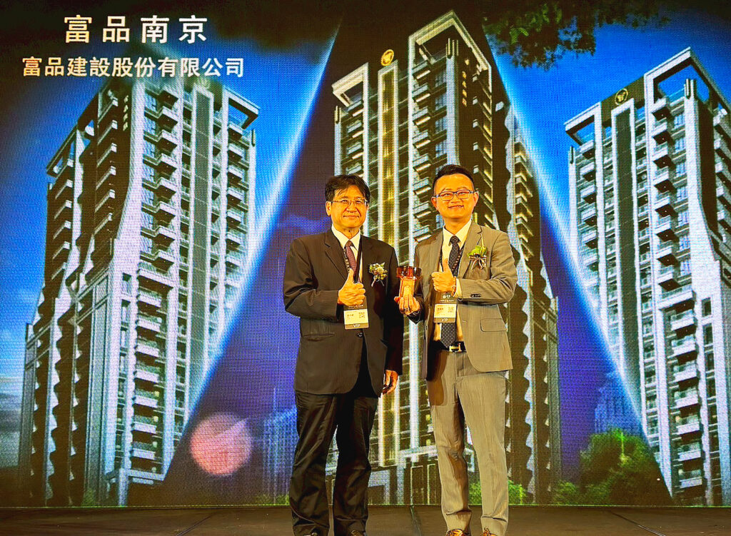 富品建設「富品南京」榮獲2025年國家建設卓越獎「最佳規劃設計類」金質獎,由內政部國土管理署署長吳欣修頒予董事長曾富瑋。(富品建設提供)