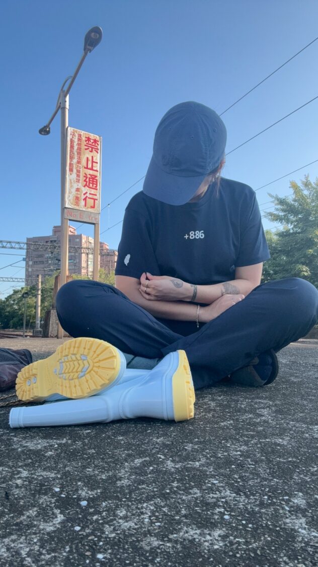 外科專科護理師林享築大夜班後直奔花蓮,坐在車站外準備換上雨鞋,心裡只有一個念頭:「我要幫助需要幫助的人」。(圖/記者張家燁翻攝)