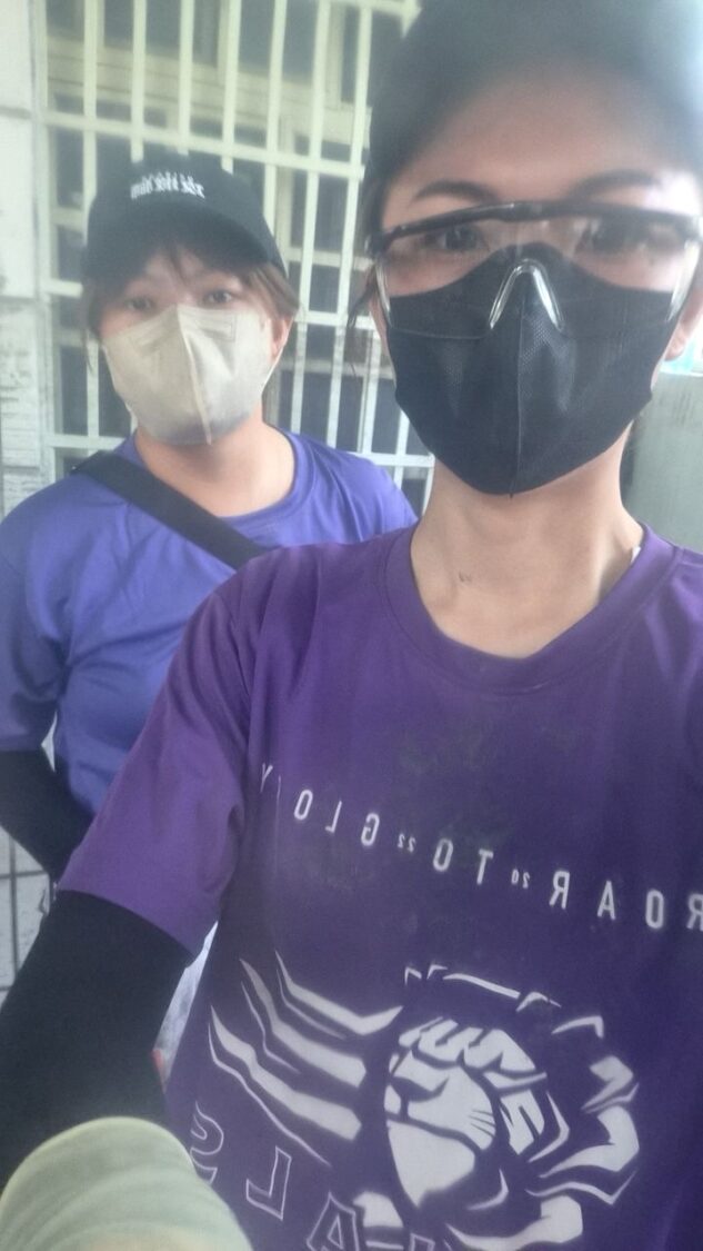 醫美中心美容師李佳柔(紫色上衣)挺身參與花蓮清淤救災,自備裝備與夥伴一同加入鏟子超人行列。(圖/記者張家燁翻攝)