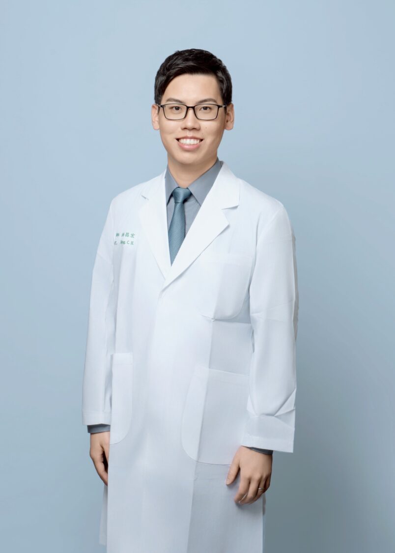 急診科主治醫師洪昌宏提醒投入救災的「鏟子超人」,務必注意防中暑、傷口感染與傳染病風險,保護自己才能守護災民。(圖/記者張家燁翻攝)