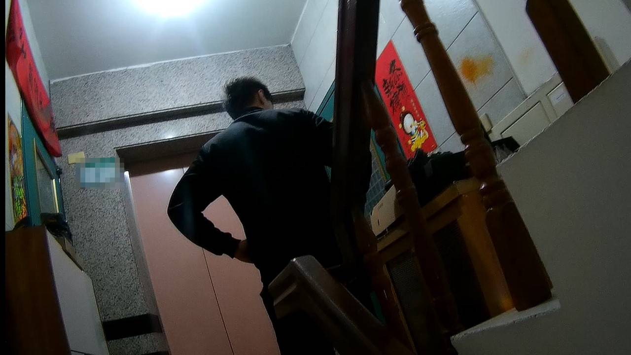 桃園市警方至一名邱姓通緝犯住處逮人,沒想到對方試圖逃跑,還沿樓梯從8樓「跑酷」到2樓。(記者翻攝)