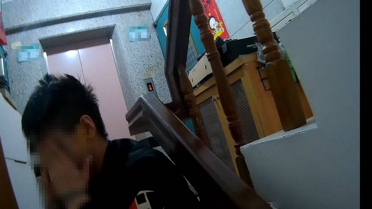 邱姓通緝犯自以為逃跑成功還歡呼慶祝,隨即就被警方以辣椒水壓制逮捕。(記者翻攝)