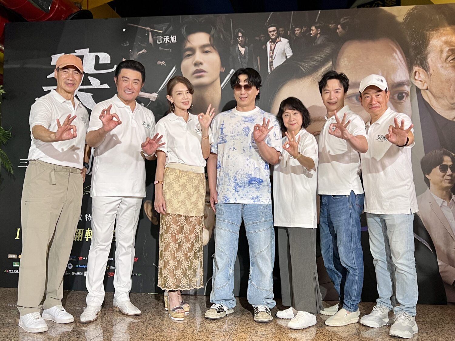 左起-翁家明、李㼈、林美貞、蕭煌奇、王月、吳鈴山及導演安景鴻出席國片《突破：三千米的泳氣》首映會。(圖/突破：三千米的泳氣 提供)