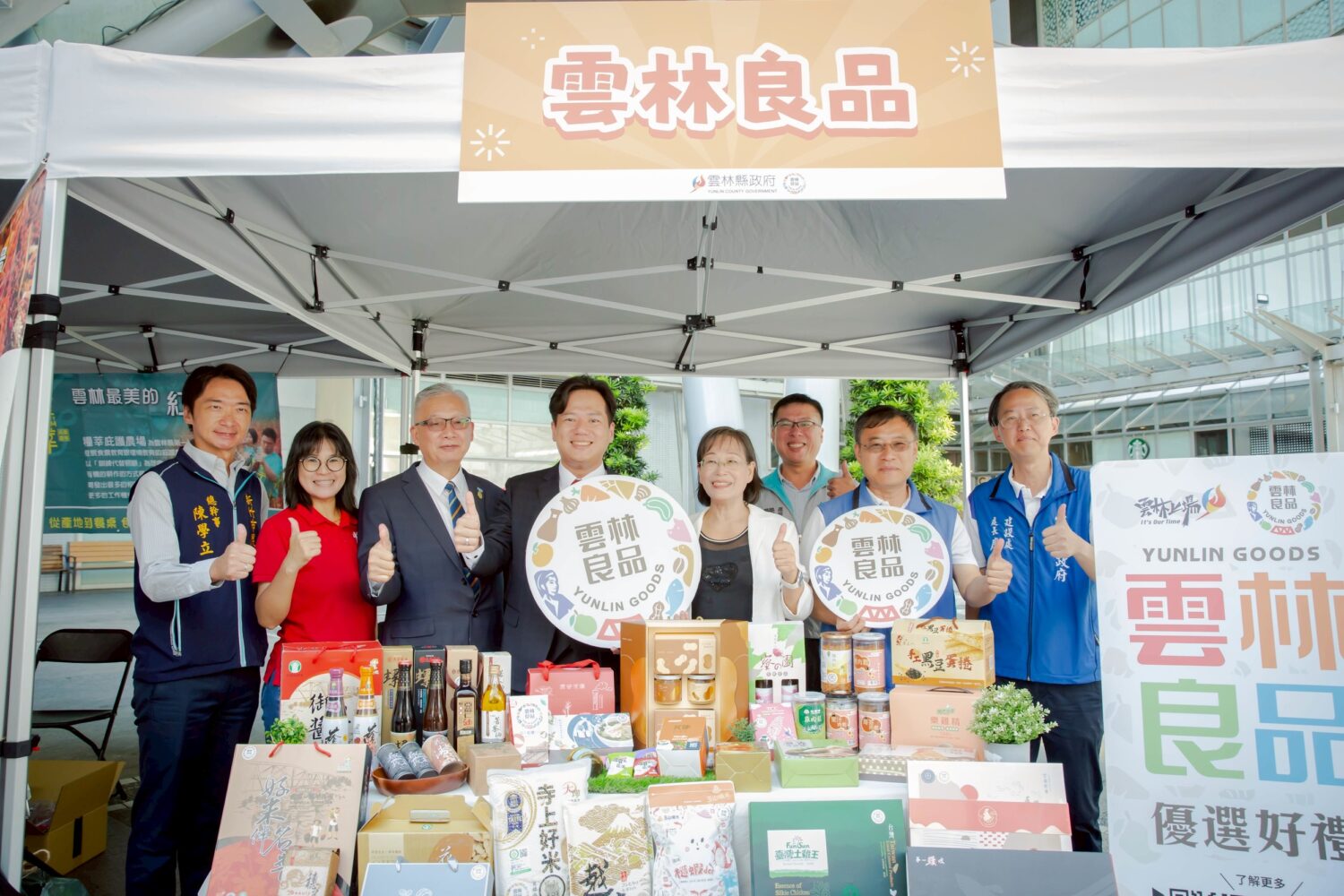 新竹市政府與雲林縣政府合作設攤,展出「雲林良品」,吸引民眾目光。(圖/記者林照東翻攝)