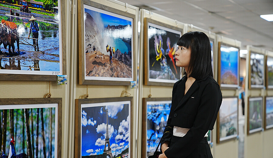 ▲「雲起阿里山•月圓東錢湖」光影連兩岸攝影展在寧波舉行。
