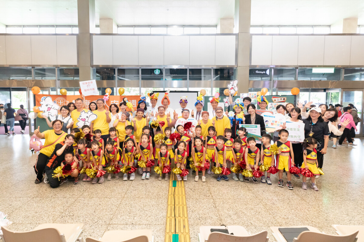 ▲高雄長庚藍國忠院長偕團隊和唐心服務協會、長庚幼兒園一起為病安週發聲。